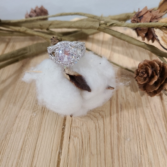 🤍🤍NEW🤍🤍BREATHTAKING!! WOW FACTOR!! CZ Silver Plated Ring🤍🤍 - Picture 9 of 16